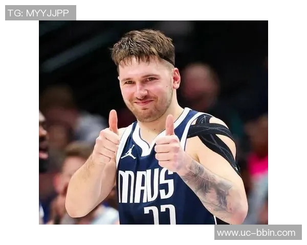 独行侠老板现场观战NBA中国赛女兆日月笑容成经典表情包